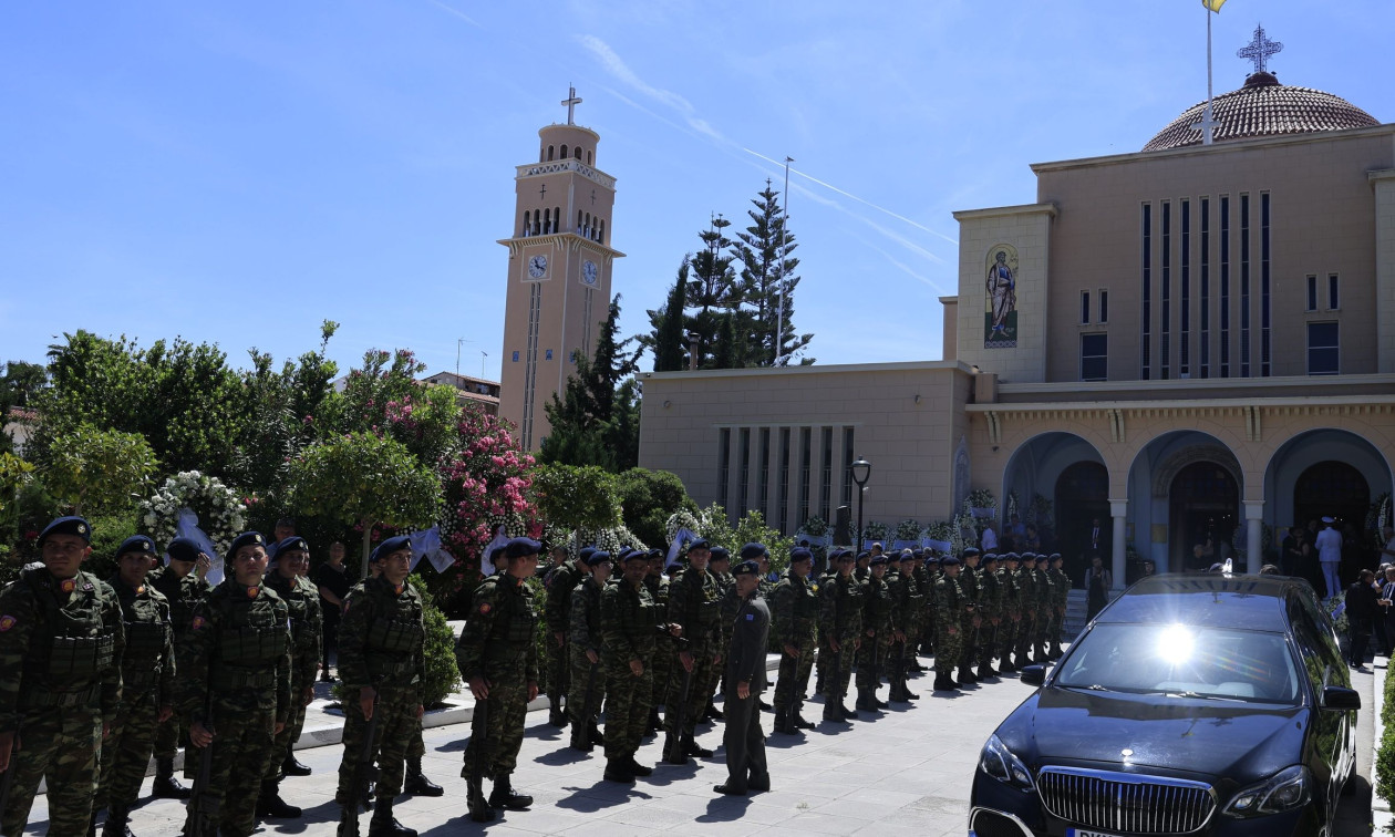 Στην Κόρινθο η κηδεία του Νίκου Ταγαρά υπό την παρουσία Μητσοτάκη