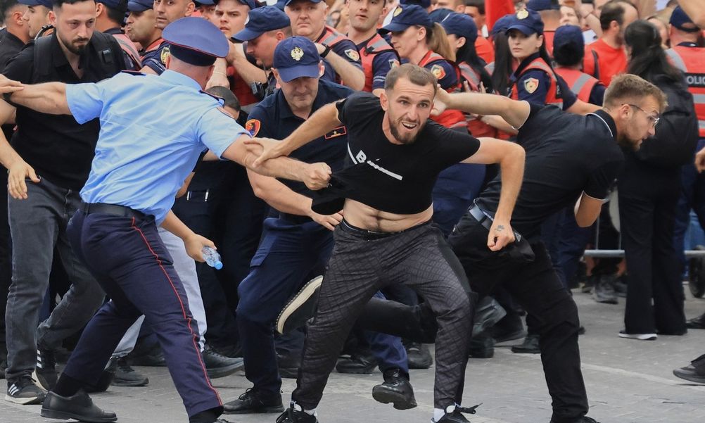 Αλβανία: Κλιμακώνονται οι διαμαρτυρίες για το θέρετρο Κούσνερ – Ένταση και επεισόδια στους δρόμους 