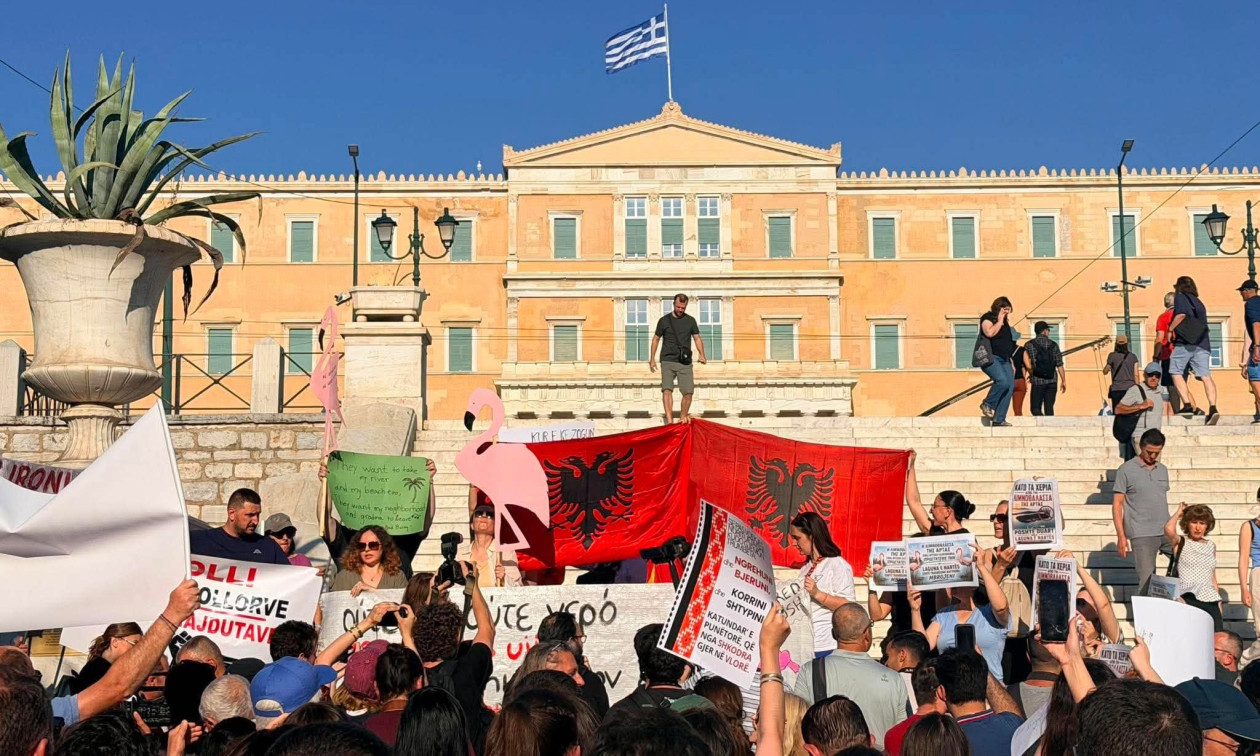 Αλβανοί κατέκλυσαν την πλατεία Συντάγματος – Διαμαρτυρήθηκαν για το πολυτελές θέρετρο