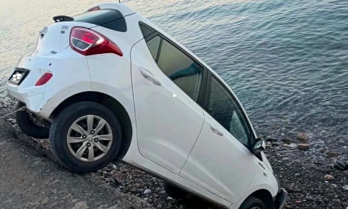 Ξέχασε να βάλει χειρόφρενο και βρήκε το αυτοκίνητο στη θάλασσα – Δείτε εικόνες
