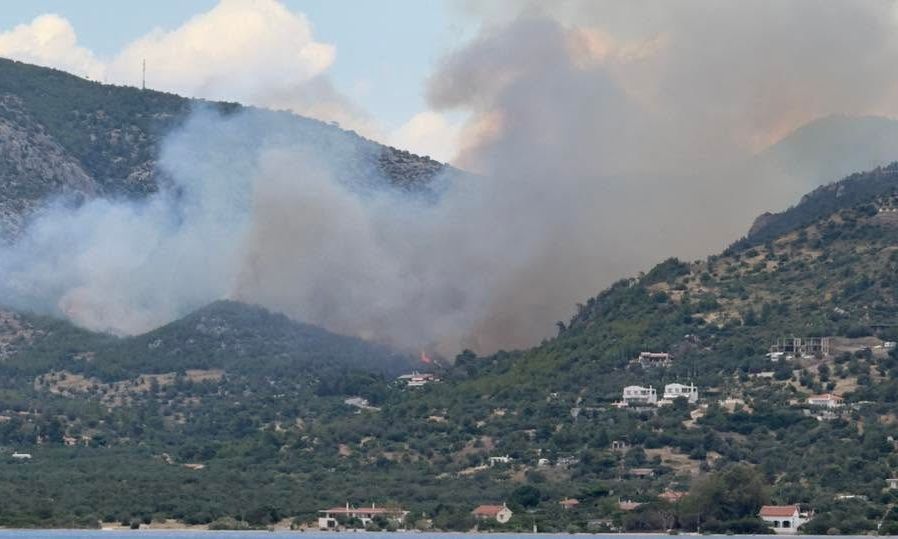 Φωτιά στο Λουτράκι: SMS ετοιμότητας στους κατοίκους από το 112