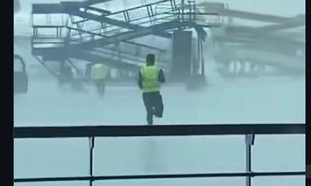 Χαοτικές εικόνες στο αεροδρόμιο του Δελχί: Υπάλληλοι «κυνηγούν» τον εξοπλισμό που παρασύρουν άνεμοι