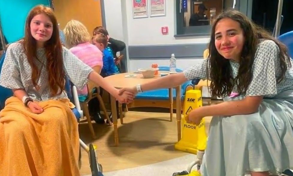 Μικρή ηρωίδα έσωσε τη φίλη της από τα κύματα καθώς υπέστη επιληπτική κρίση ενώ κολυμπούσε