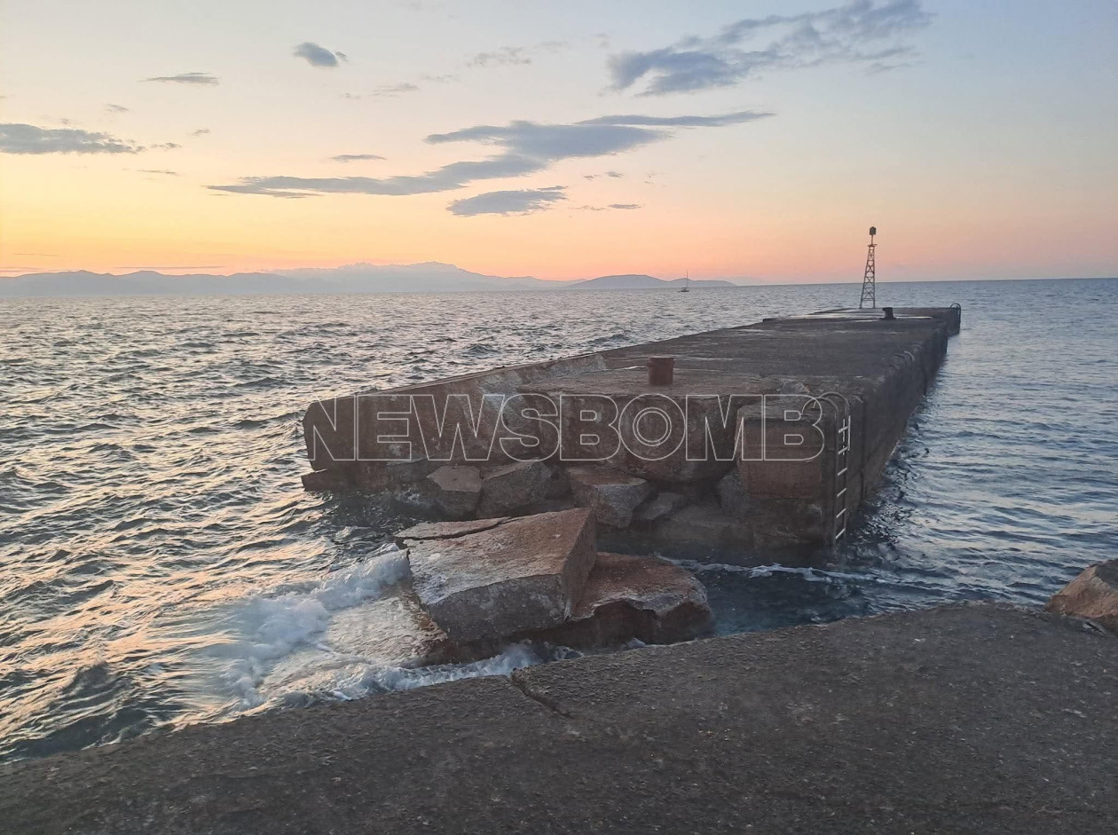 Ραφήνα: Πλοίο γεμάτο με επιβάτες κι οχήματα προσέκρουσε στον λιμενοβραχίονα – Τον έκοψε στα δύο