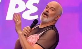 Έντι Ράμα: Φορά γυναικεία εσώρουχα και τακούνια και «κράζει» τους influencers – Δείτε το AI βίντεο