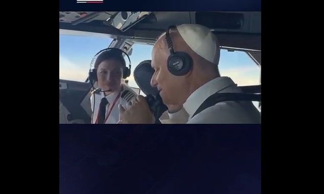 Ο Πάπας στο πιλοτήριο Airbus A320 χαιρετάει τους πιλότους των μαχητικών που τον συνοδεύουν