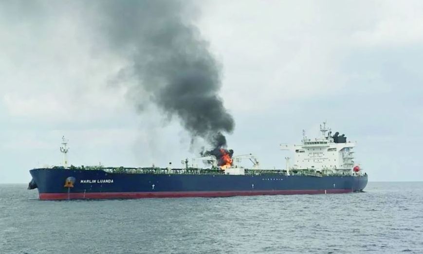 Συναγερμός στα ανοικτά της Υεμένης: Φορτηγό πλοίο ανταλλάσσει πυρά με ένοπλους σε μικρό σκάφος