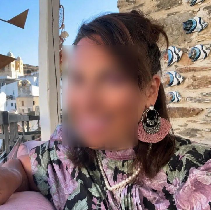 Πολεοδομίες: «Ορίστε το δώρο σου» – Έτσι πέρασαν χειροπέδες στην επίορκη σύζυγο του αρχηγού