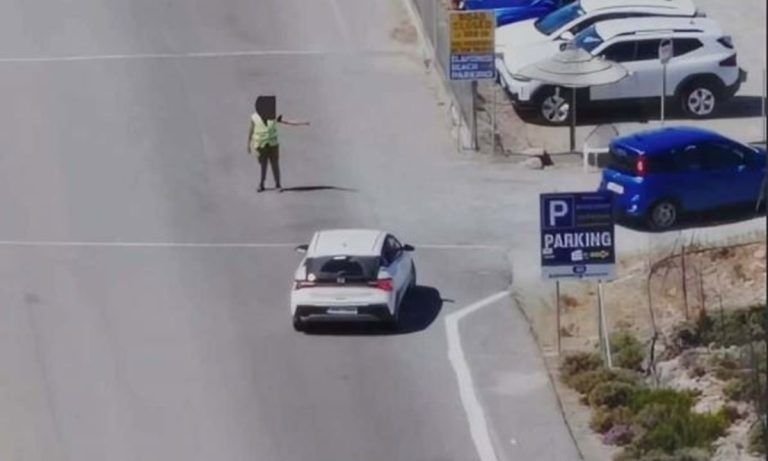 Ελαφονήσι: Επέστρεψε η γνωστή εικόνα στα πάρκινγκ – Συλλήψεις για την άγρα πελατών