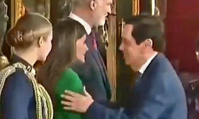 Ισπανία – Βασίλισσα Λετίθια: Πρέσβης προσπάθησε να την φιλήσει παραβιάζοντας το πρωτόκολλο