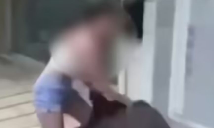 Πάτρα: 14χρονες χτύπησαν γυναίκα με κλωτσιές – Συνελήφθησαν και οι γονείς τους