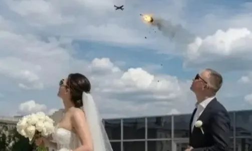 Ρωσικό drone «κλέβει» τη στιγμή σε ουκρανικό γάμο – Εκρήγνυται πάνω από τη νύφη και τον γαμπρό 