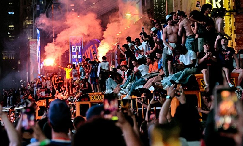 Ξέφρενοι πανηγυρισμοί στη Νέα Υόρκη για το πρωτάθλημα των Νικς: Επεισόδια στους δρόμους
