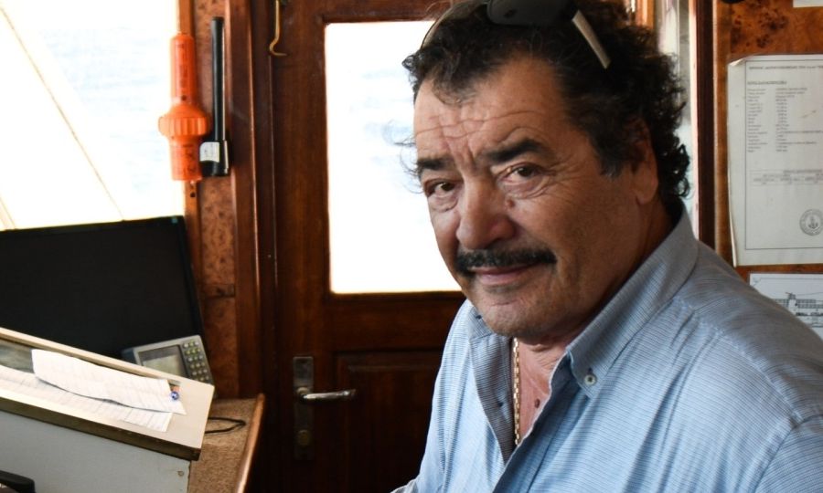 Ο «Σκοπελίτης» συνόδευσε τον «καπετάν Γιάννη» στην κηδεία του – Συγκινητικό βίντεο
