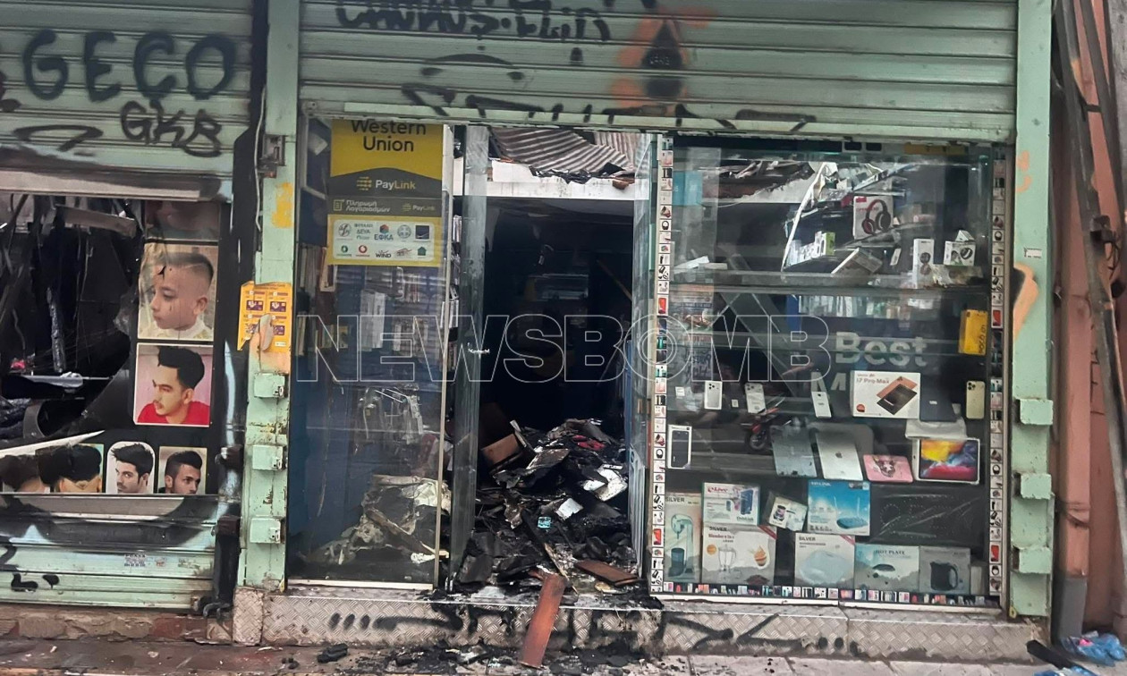 Μεγάλη φωτιά σε εμπορικό συγκρότημα στην Ομόνοια – Επεκτάθηκε σε πέντε καταστήματα και αποθήκες