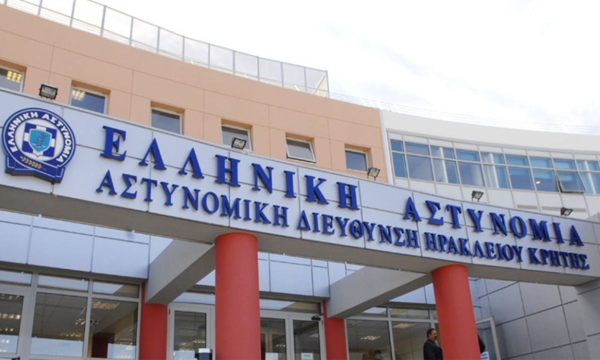 Ηράκλειο: 21χρονος έκανε άνω κάτω τα κρατητήρια – Χτυπούσε το κεφάλι του στον τοίχο