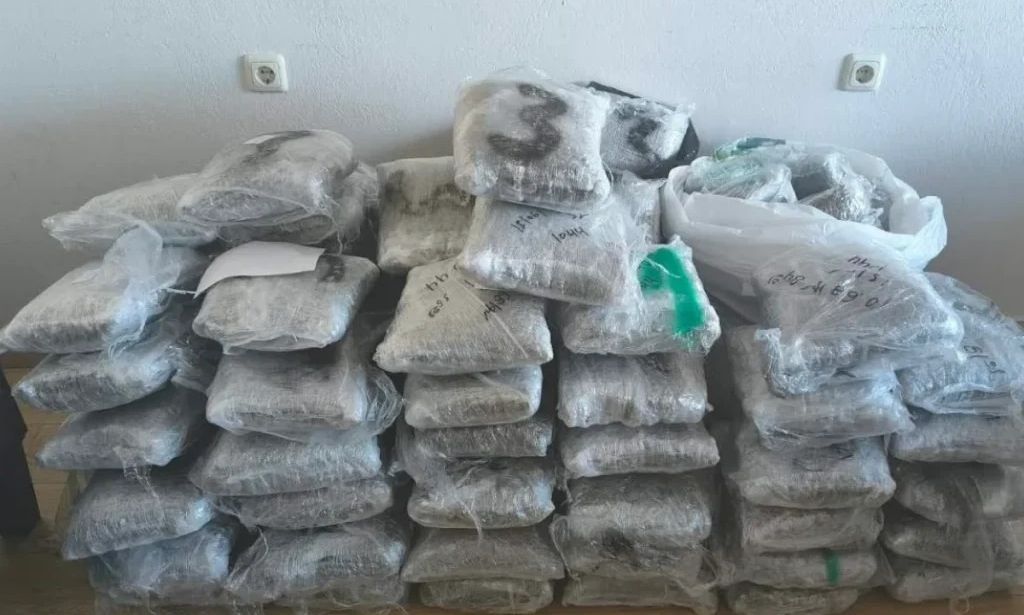 Ηγουμενίτσα: 61χρονη από το Μοσχάτο συνελήφθη με 96 κιλά κάνναβης σε νοικιασμένο ΙΧ