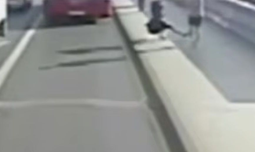 Βρετανία: Σύλληψη 44χρονου οκτώ χρόνια αφού έσπρωξε γυναίκα μπροστά σε λεωφορείο