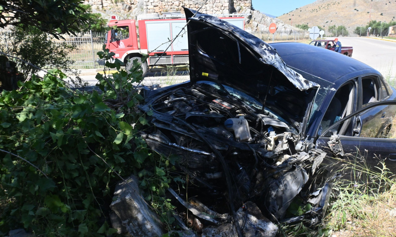 Αργολίδα: Σοβαρό τροχαίο με πέντε τραυματίες – Αυτοκίνητο «καρφώθηκε» σε μάντρα