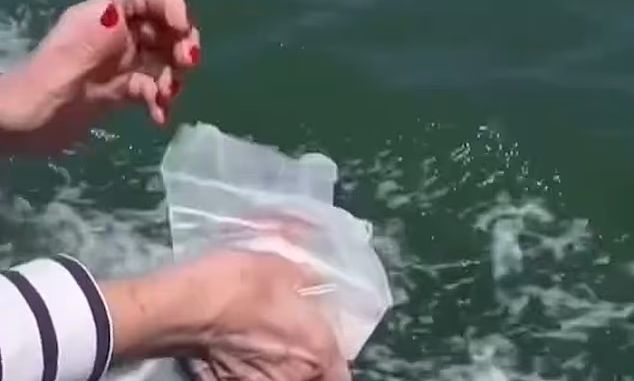 Τουρίστρια προκαλεί οργή «σκορπίζοντας τις στάχτες αγαπημένου προσώπου» στα νερά της Βενετίας