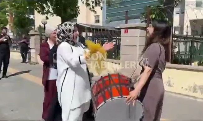 Τουρκάλα γλέντησε με νταούλια και χορούς το διαζύγιο μετά από 24 χρόνια γάμου, έξω από τα δικαστήρια