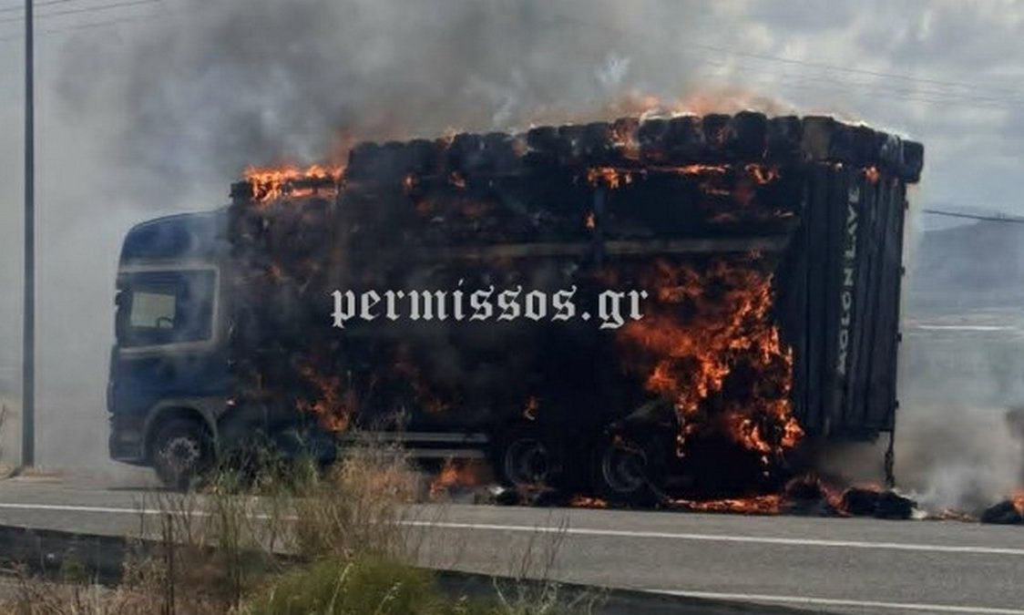 Φορτηγό με άχυρα τυλίχθηκε στις φλόγες στην εθνική οδό Θήβας – Λιβαδειάς