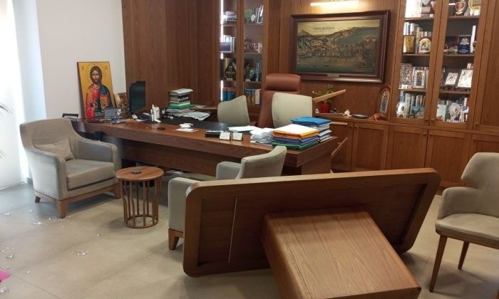 Ρέθυμνο: Άγνωστος εισέβαλε στο γραφείο του Δημάρχου – Έσπασε έπιπλα, έβριζε και απειλούσε