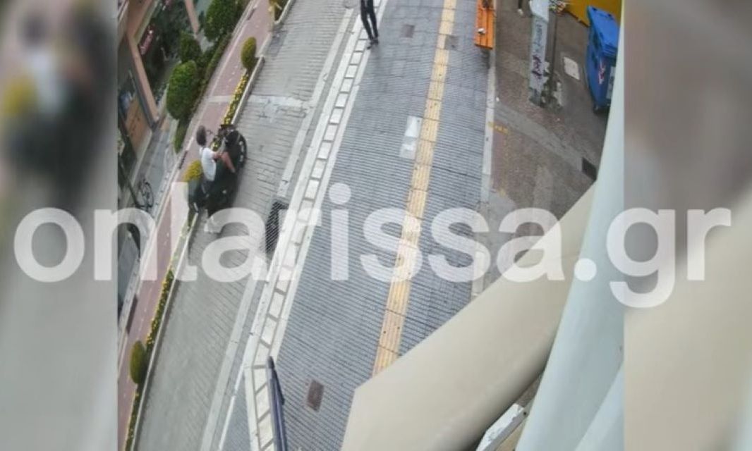 Λάρισα: Βίντεο με τη στιγμή που ένα μηχανάκι παρασύρει και τραυματίζει παιδί
