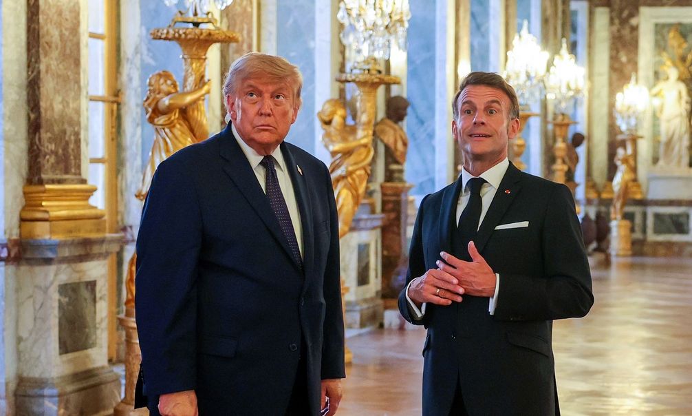 Άρωμα…Μουντιάλ στη Σύνοδο Κορυφής G7: Τα πειράγματα για το ποδόσφαιρο και η φανέλα δώρο στον Τραμπ