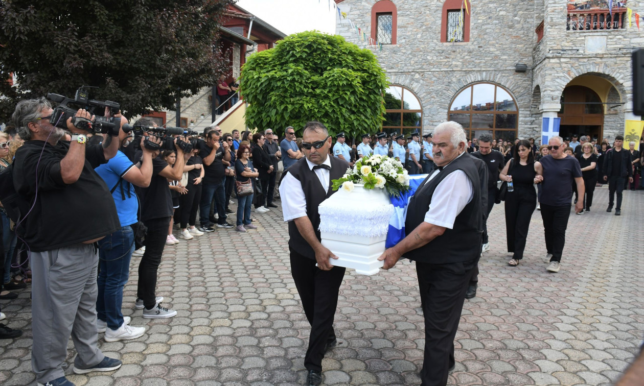Δράμα: Η ελληνική σημαία που «αγκάλιαζε» το φέρετρο παραδόθηκε στα παιδιά της Αντιγόνης