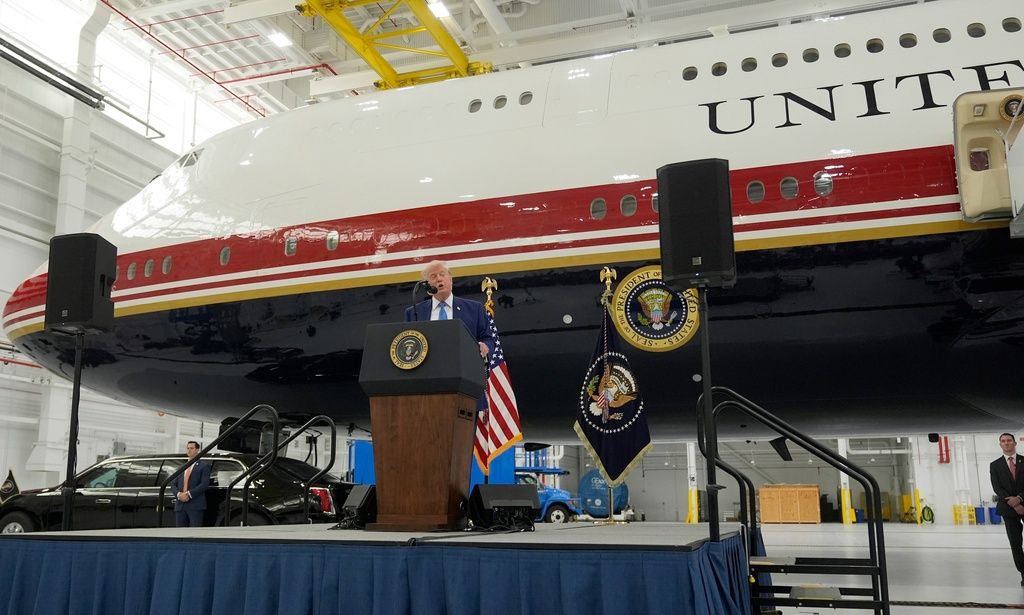 Ο Τραμπ παρέλαβε το νέο Air Force One, «δώρο» του Κατάρ, και ετοιμάζει ταξίδι σε Τουρκία