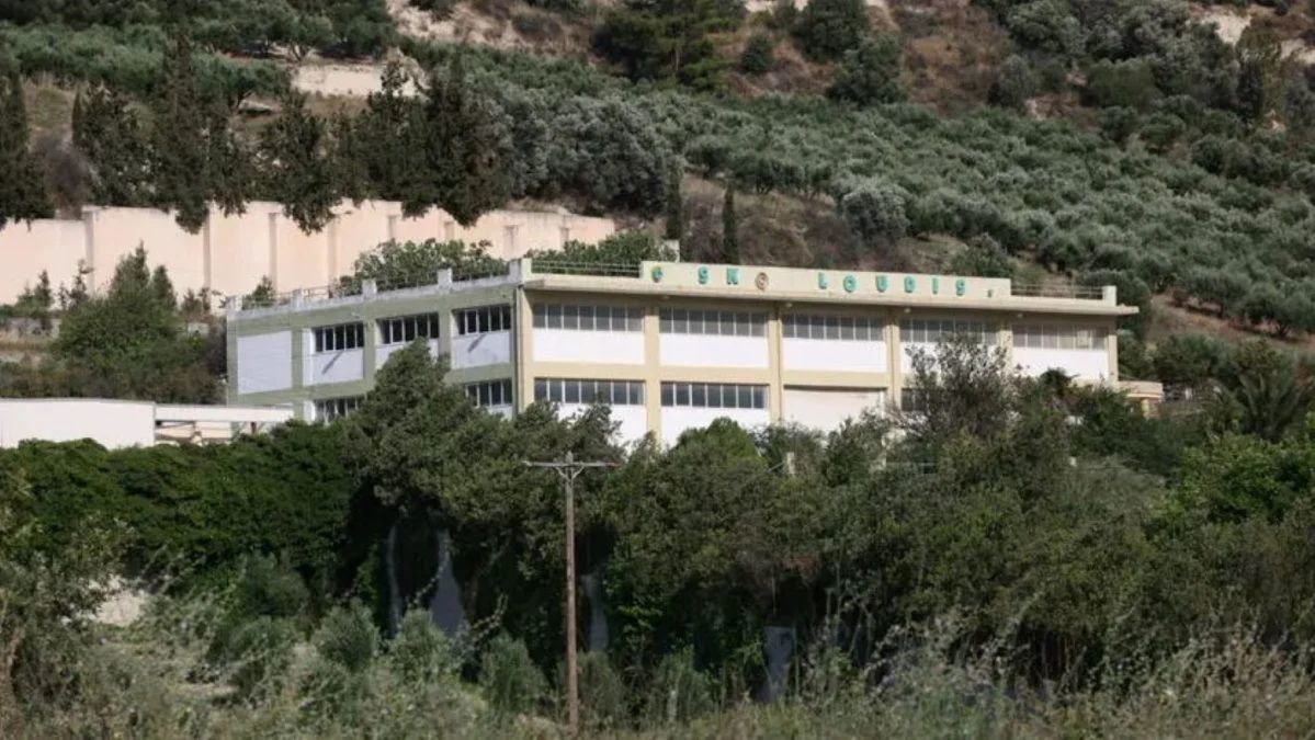 Στις φλόγες οι αποθήκες Σκουλούδη – Είχε ανακοινωθεί ότι θα μετατραπούν σε δομή κράτησης μεταναστών