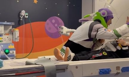 Ψυχολόγος ντύθηκε Buzz Lightyear για να βοηθήσει 4χρονο στη μαγνητική τομογραφία και γίνεται viral