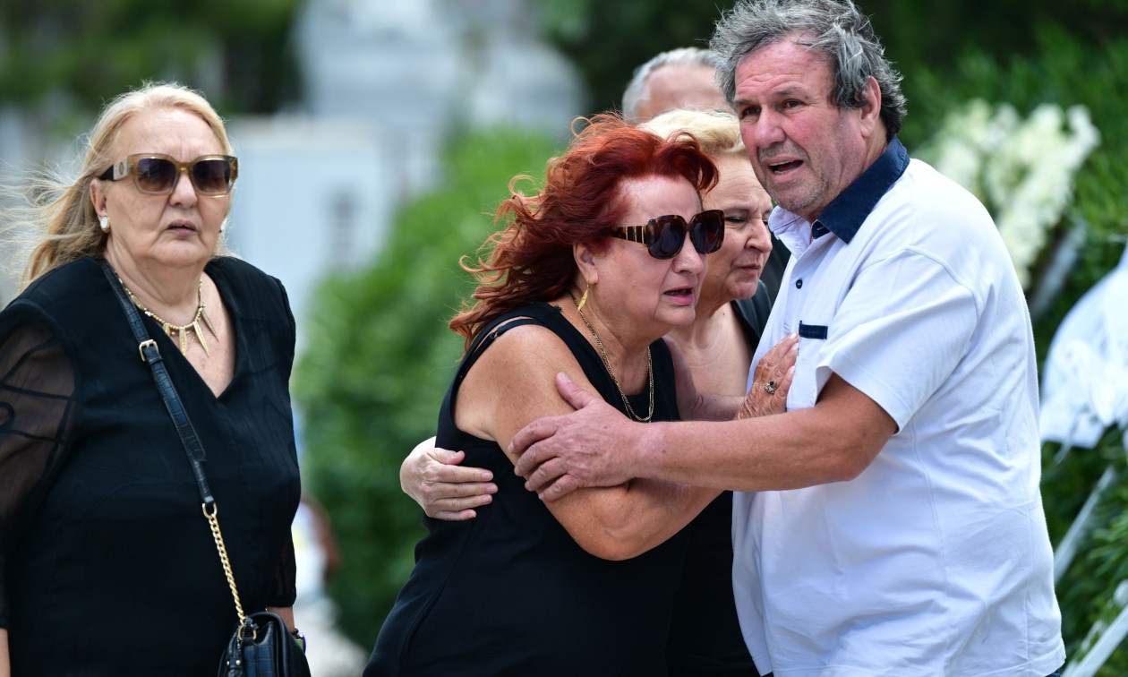 Σε βαρύ κλίμα το τελευταίο «αντίο» στον Σωτήρη Τσόγκα – Συντετριμμένη η σύζυγός του, Μαίρη Ραζή