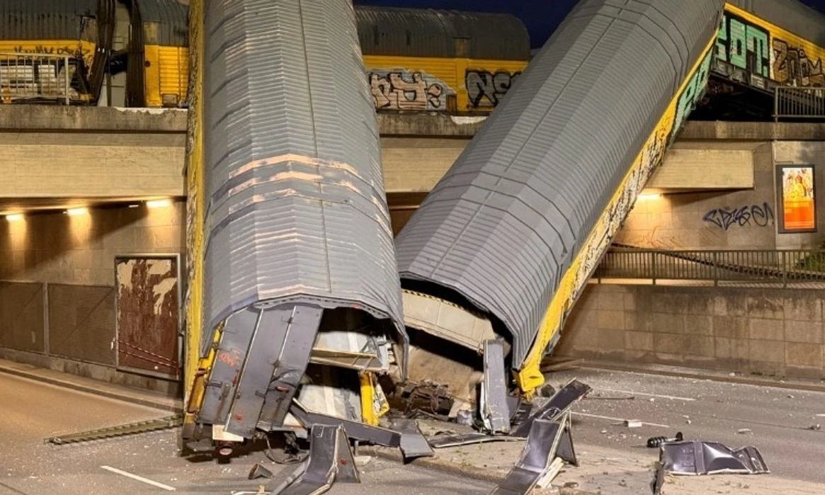 Γερμανία: Εμπορευματικός σιδηροδρομικός συρμός έπεσε από γέφυρα στο Μόναχο – Ένας σοβαρά τραυματίας