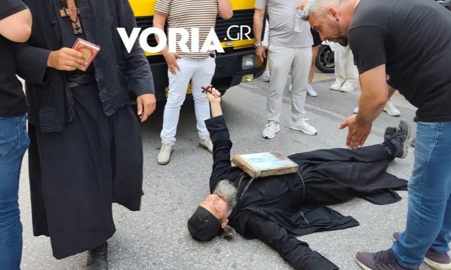 «Μετανοείτε»: Ρασοφόρος ξάπλωσε στον δρόμο για να διακόψει την πορεία του Pride στην Θεσσαλονίκη
