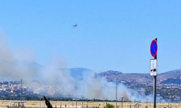 Φωτιά στα Σπάτα: «Μεγάλο μέτωπο με δυνατούς ανέμους και συνεχεία αναζωπυρώσεις», λέει ο δήμαρχος