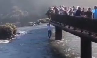Βραζιλία: Τουρίστας ρίσκαρε τη ζωή του στους καταρράκτες για να σώσει το κινητό του – Βίντεο