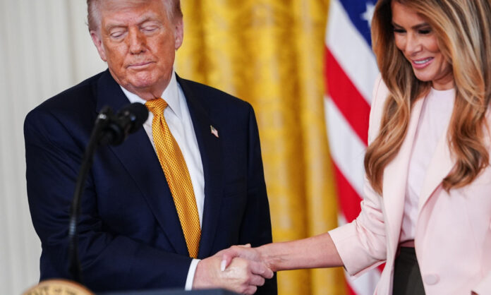 1744974-8ec1669f-tramp-melania.jpg