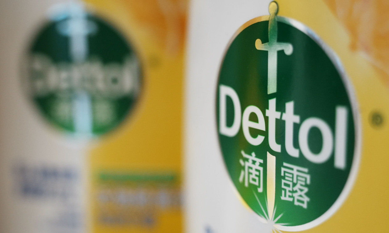 Σάλος στην Κίνα: Η Dettol κυκλοφόρησε διαφήμιση για τους «τοξικούς άνδρες που είναι σαν τα βακτήρια»