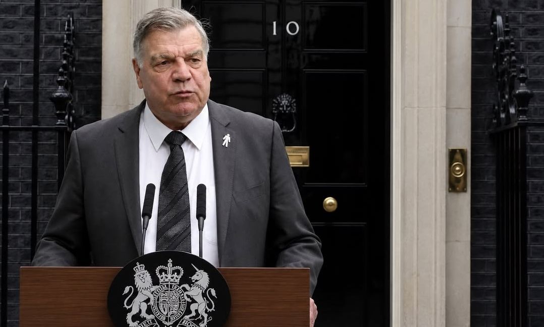 Ο Σαμ Άλαρνταϊς «τρολάρει» τη βρετανική κυβέρνηση με αφορμή την παραίτηση Στάρμερ και γίνεται viral