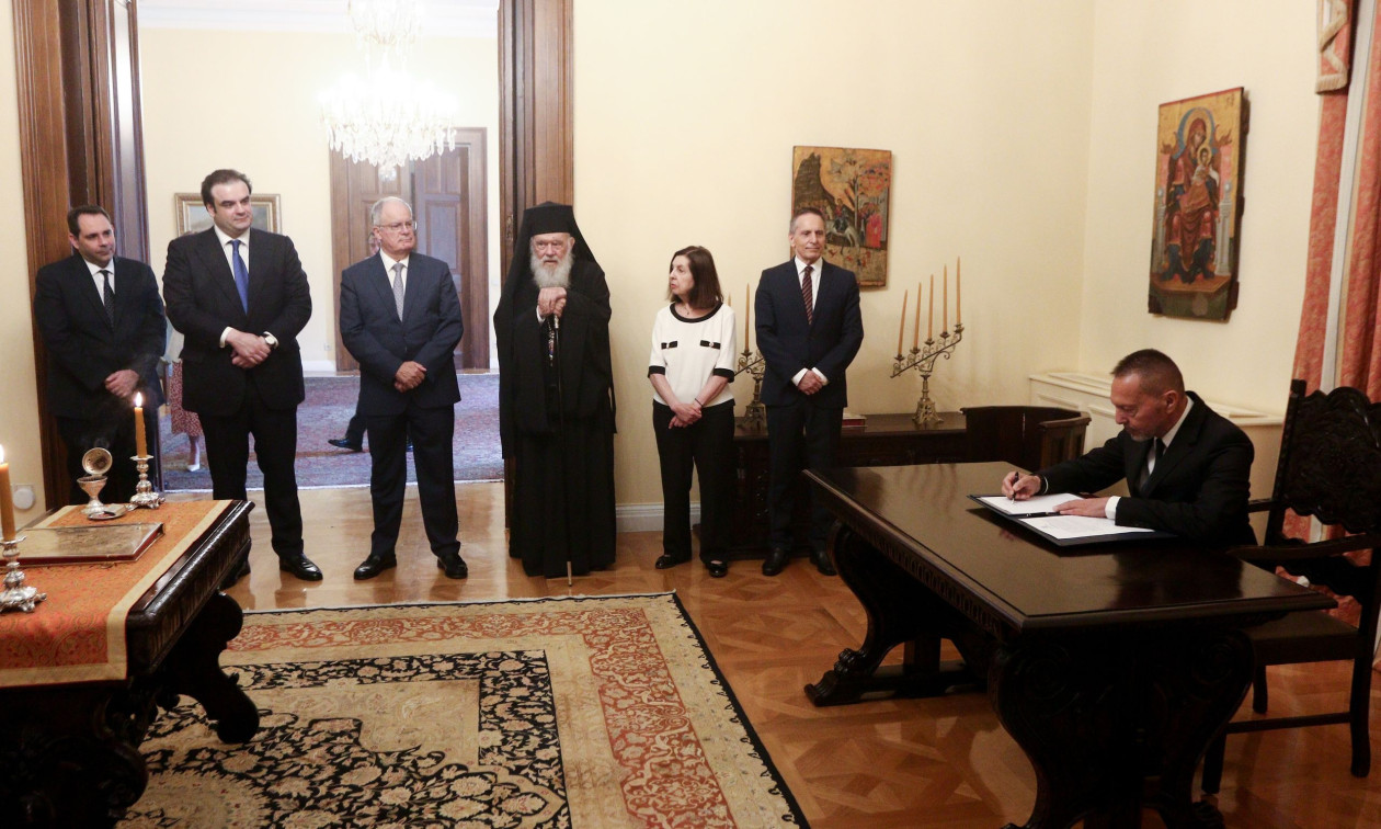 Στουρνάρας: Ορκίστηκε διοικητής της Τράπεζας της Ελλάδος ενώπιον του Τασούλα
