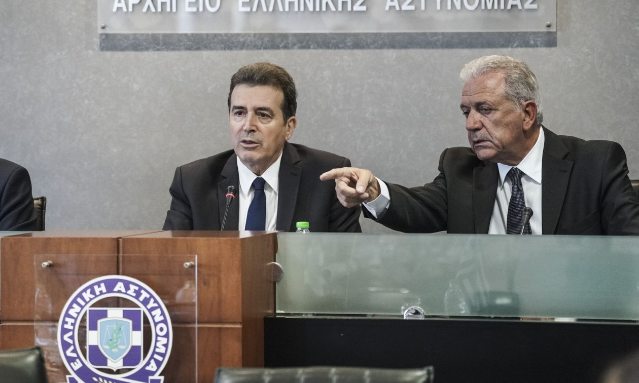 Το Μαξίμου υπερασπίζεται τον Αβραμόπουλο, αλλά τον «αδειάζει» για τις αιχμές κατά Χρυσοχοΐδη