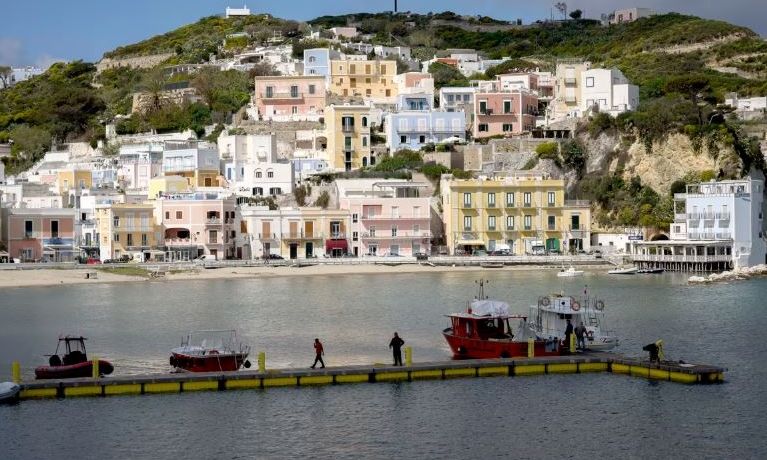 Το μυστικό που έκρυβε το «νησί των πλουσίων»: Κινηματογραφική επιχείρηση της ιταλικής αστυνομίας