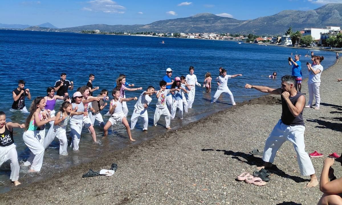 Εύβοια: Εντυπωσιακή επίδειξη πολεμικών τεχνών στην παραλία της Αμαρύνθου – Βίντεο