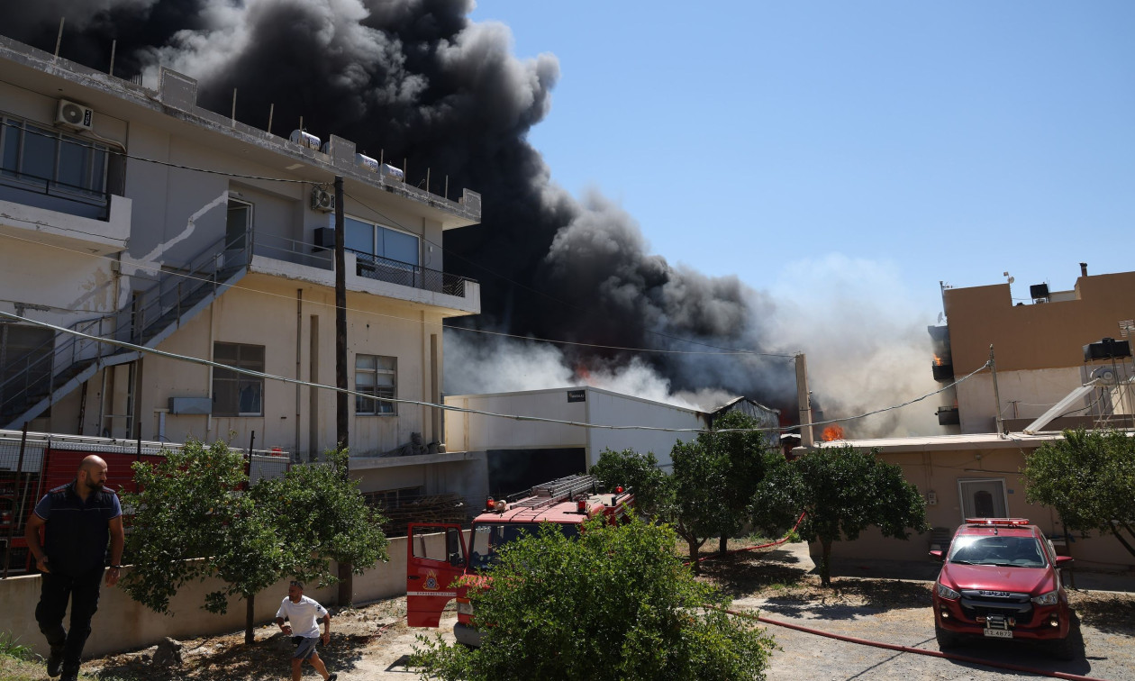 Ηράκλειο: Βελτιωμένη η κατάσταση της φωτιάς στην αποθήκη – Παραμένουν οι Πυροσβεστικές δυνάμεις