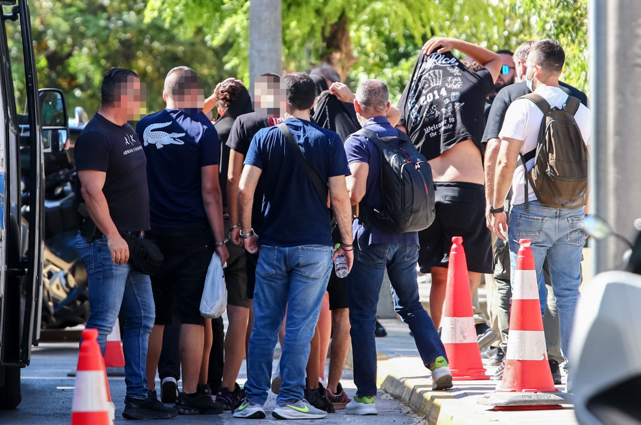 Καλλιθέα: Η μητέρα του 15χρονου τον αναζητούσε στα νοσοκομεία – Στον εισαγγελέα οι συλληφθέντες