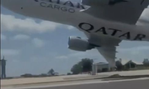 Παραλίγο τραγωδία σε αεροδρόμιο στο Τέξας: Αεροσκάφος πέταξε μόλις λίγα πόδια πάνω από το έδαφος