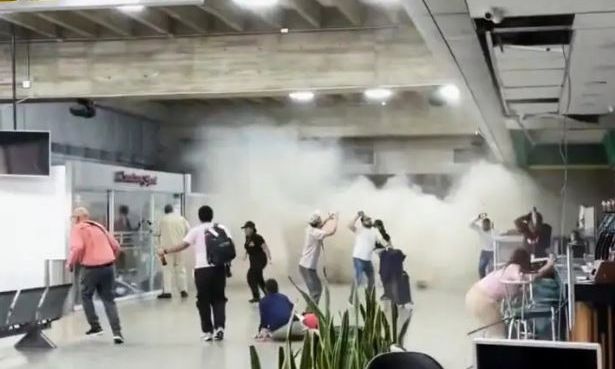 Βενεζουέλα: Η στιγμή που τα 7.5 Ρίχτερ «χτυπούν» αεροσκάφος στο Καράκας λίγο πριν από την προσγείωση