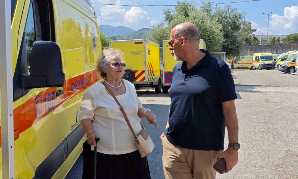 Όταν ο πόνος γίνεται προσφορά: Έχασε τα παιδιά της σε τροχαίο και έκανε δωρεά ασθενοφόρου στο ΕΚΑΒ